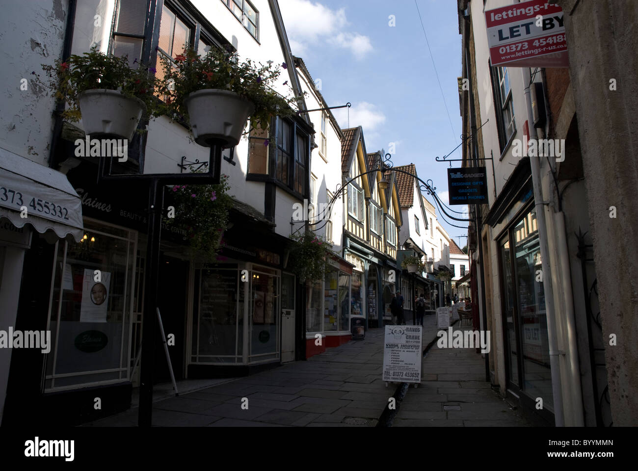 File di negozi nella zona pedonale dello shopping e a buon mercato Street Frome Somerset REGNO UNITO Foto Stock