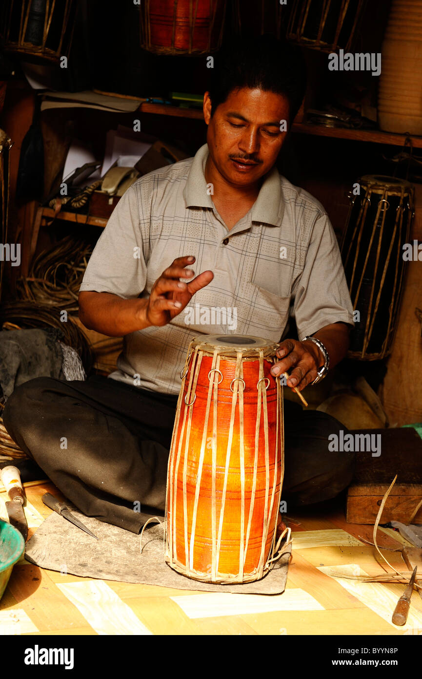 Nepalesi drum maker , i popoli vive ( i nepalesi ) , la vita a Kathmandu , kathmandu vita di strada , il Nepal Foto Stock