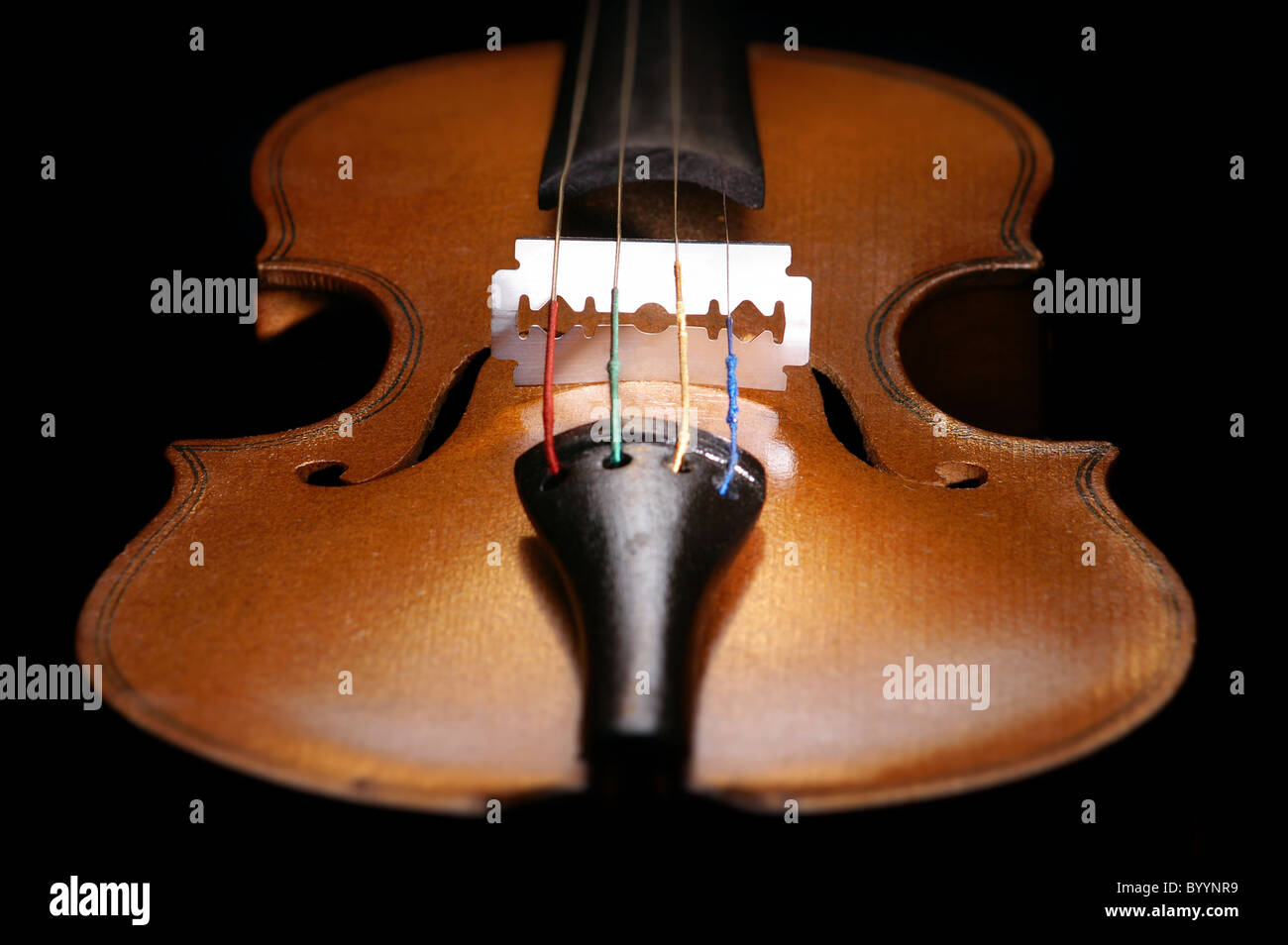 Il violino da vicino con la lama di un rasoio al posto del ponte Foto Stock