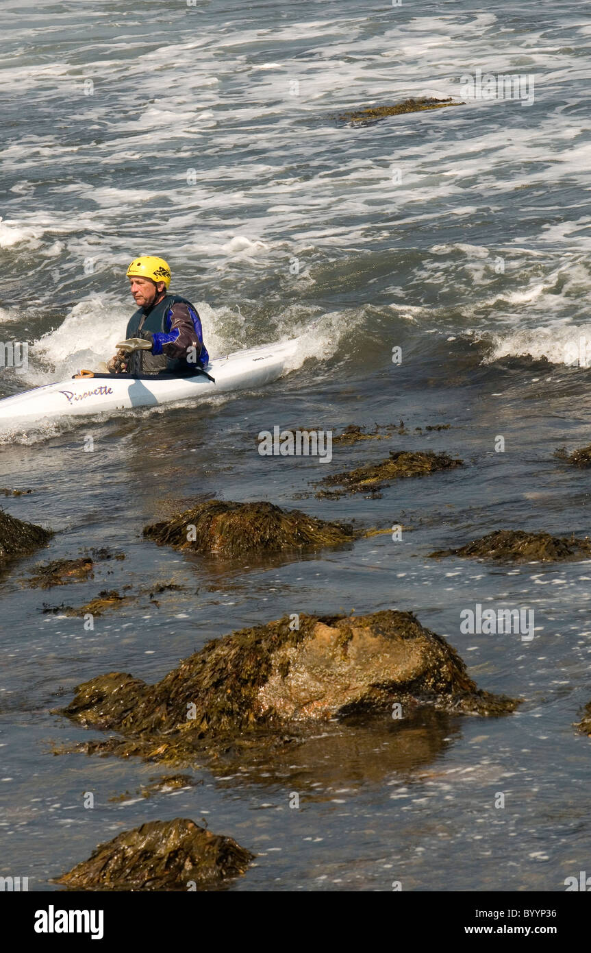 Uomo anziano in kayak in navigare al di fuori della coda di castoro in Jamestown Rhode Island Foto Stock