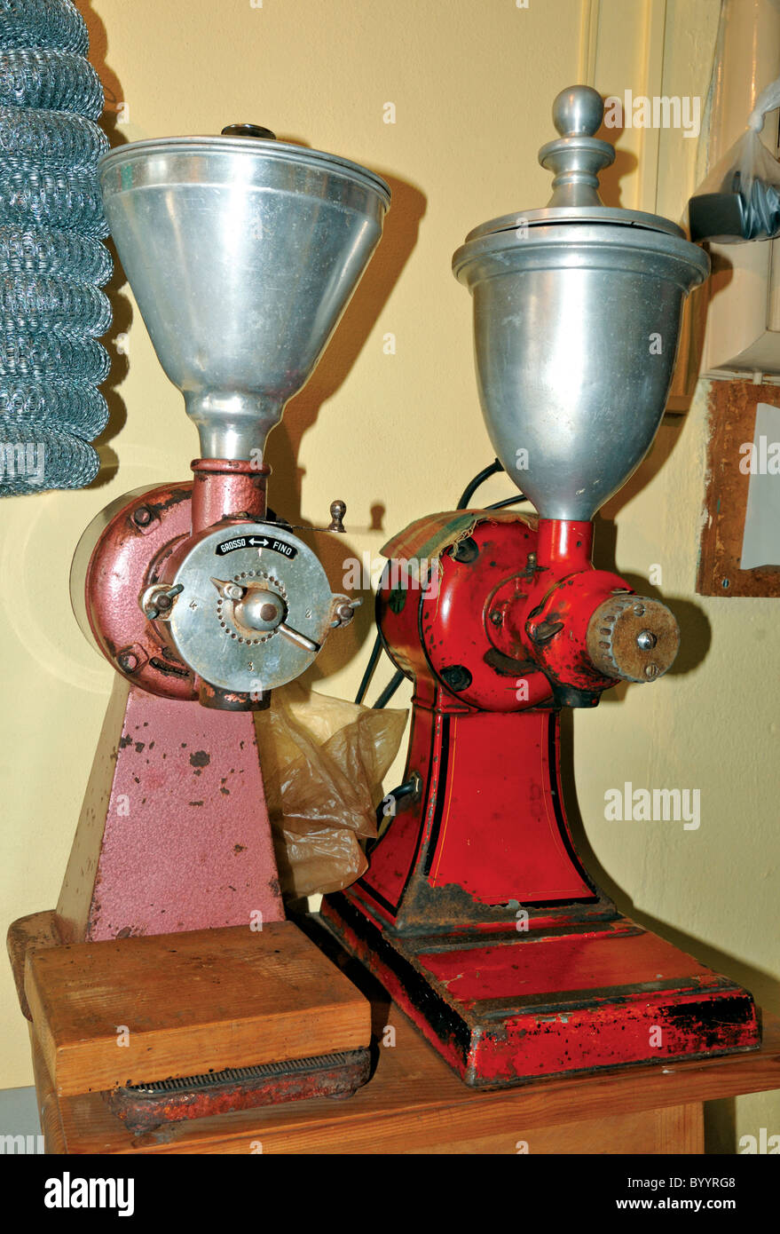 Portogallo Alentejo: storico macinacaffè in drug store del sig. Palma in Castro Verde Foto Stock