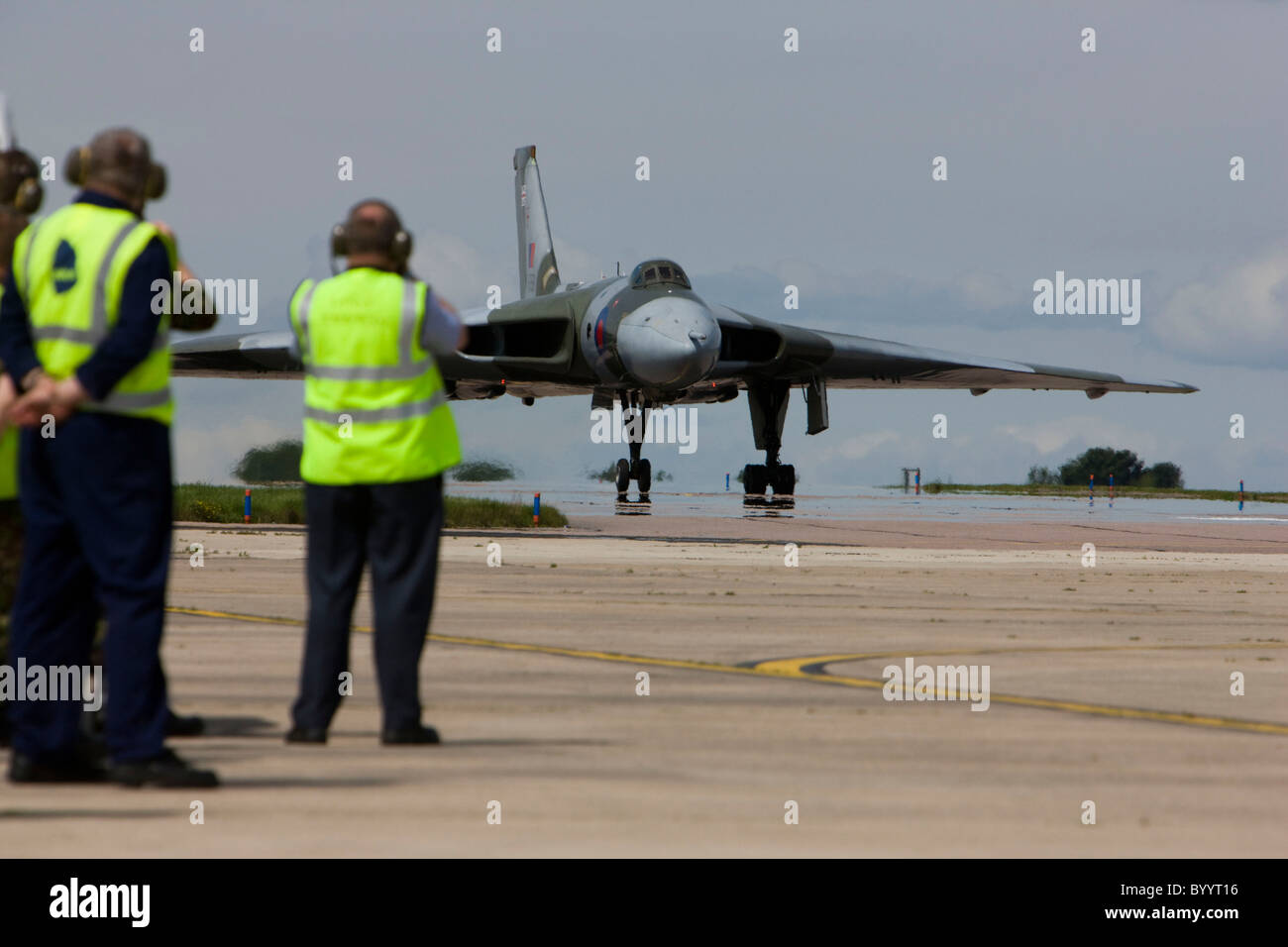 Vulcan ala delta bomber rullaggio sulla pista avente sbarcati a RAF Lyneham Foto Stock