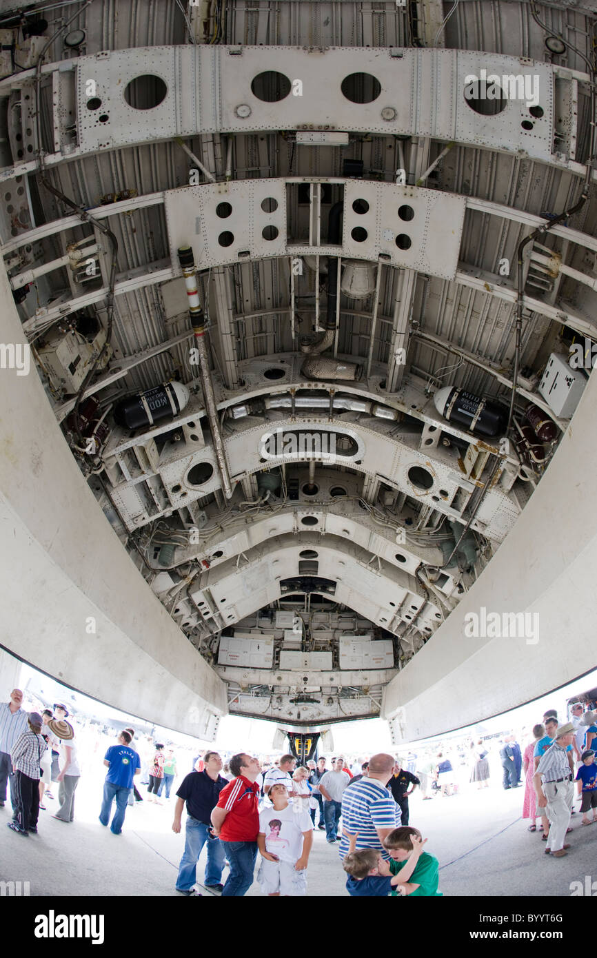 Vulcan ala delta bomber bomb bay porte aperte per ispezioni da parte del pubblico Foto Stock