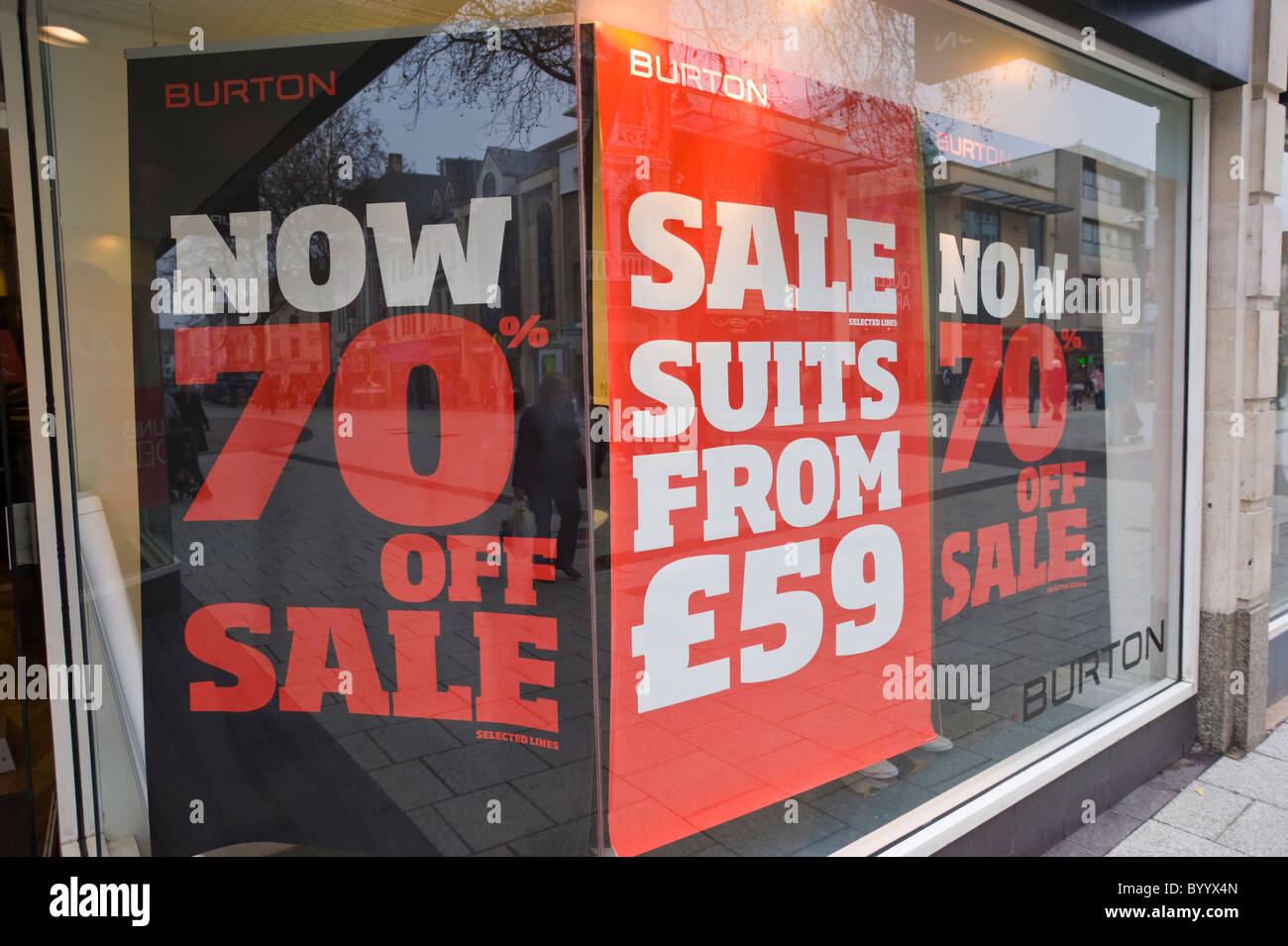 70% di sconto con economici adatta a Burton menswear Cardiff South Wales UK Foto Stock