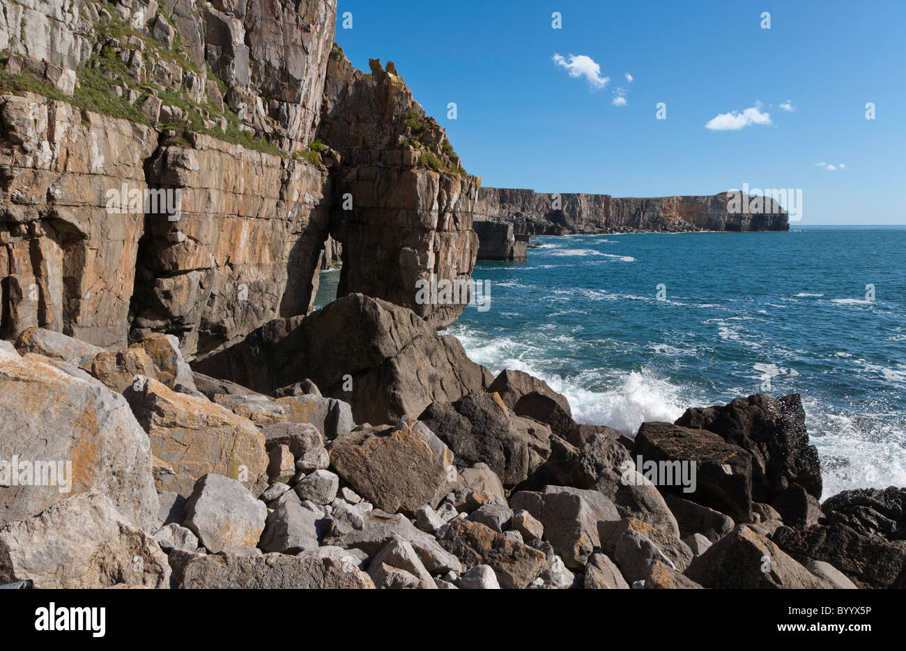 Scogliere SUL MARE A ST GOVAN testa del Pembrokeshire Coast National Park Foto Stock