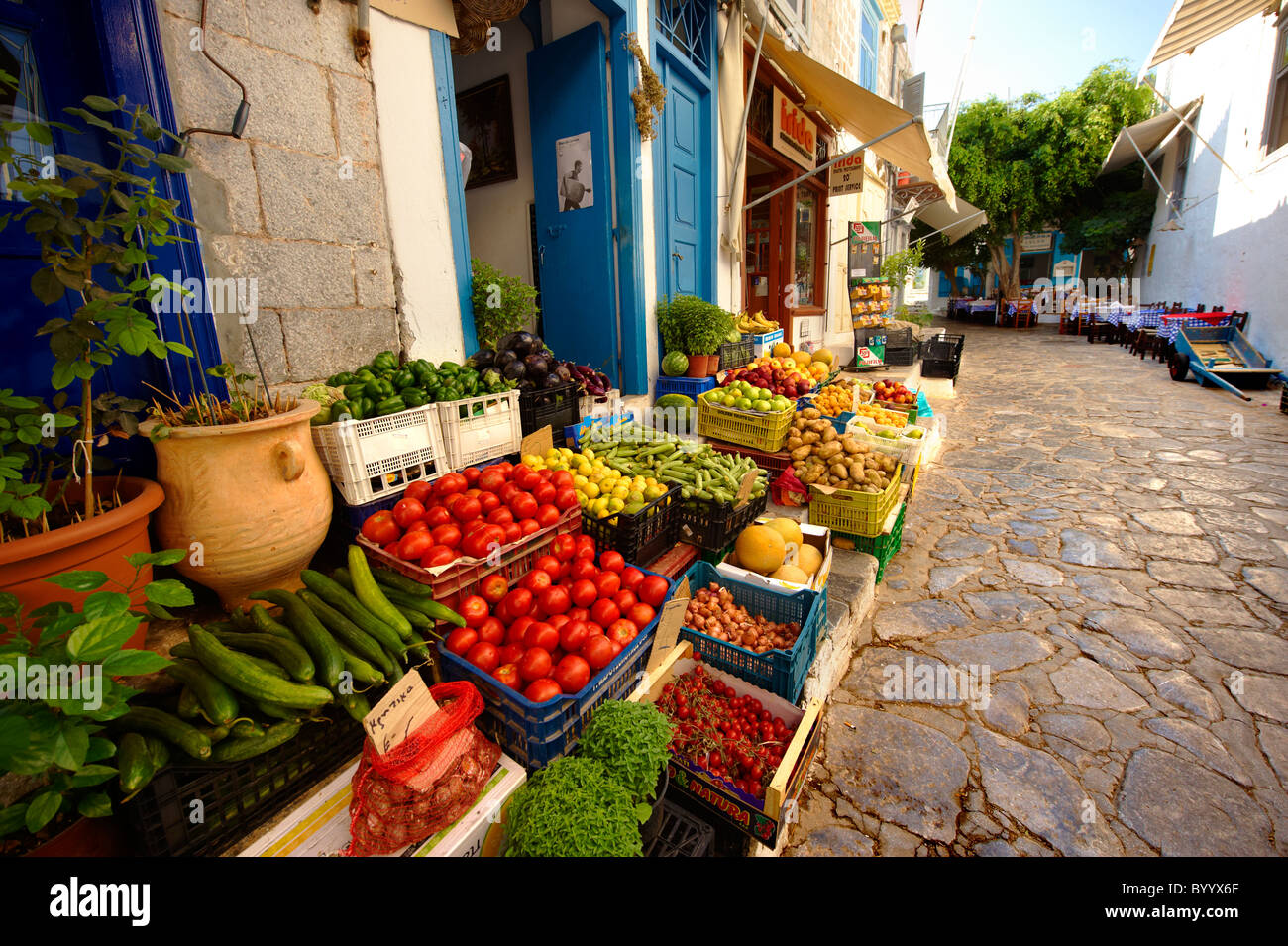 Negozio di frutta nelle strade strette e case di Hydra, greco ISOLE DELL'ARGOSARONICO Foto Stock