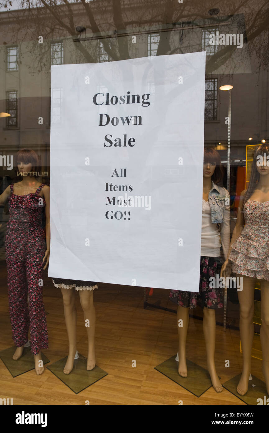 Chiudere la vendita a invidia ladies fashion store in Cardiff South Wales UK Foto Stock