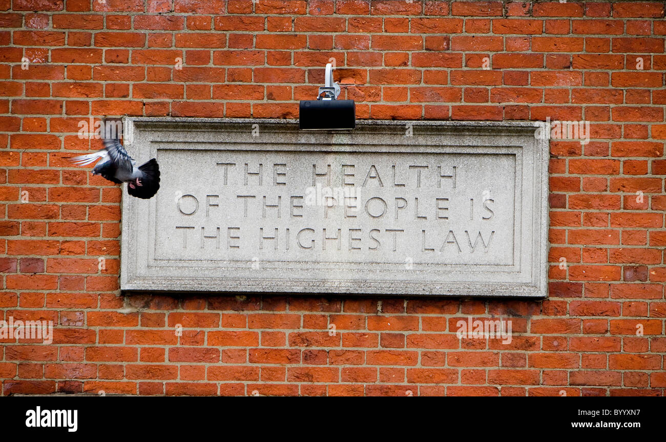 Didascalia della Salute la salute delle persone è la più alta legge Cicerone didascalia in Walworth Road Foto Stock