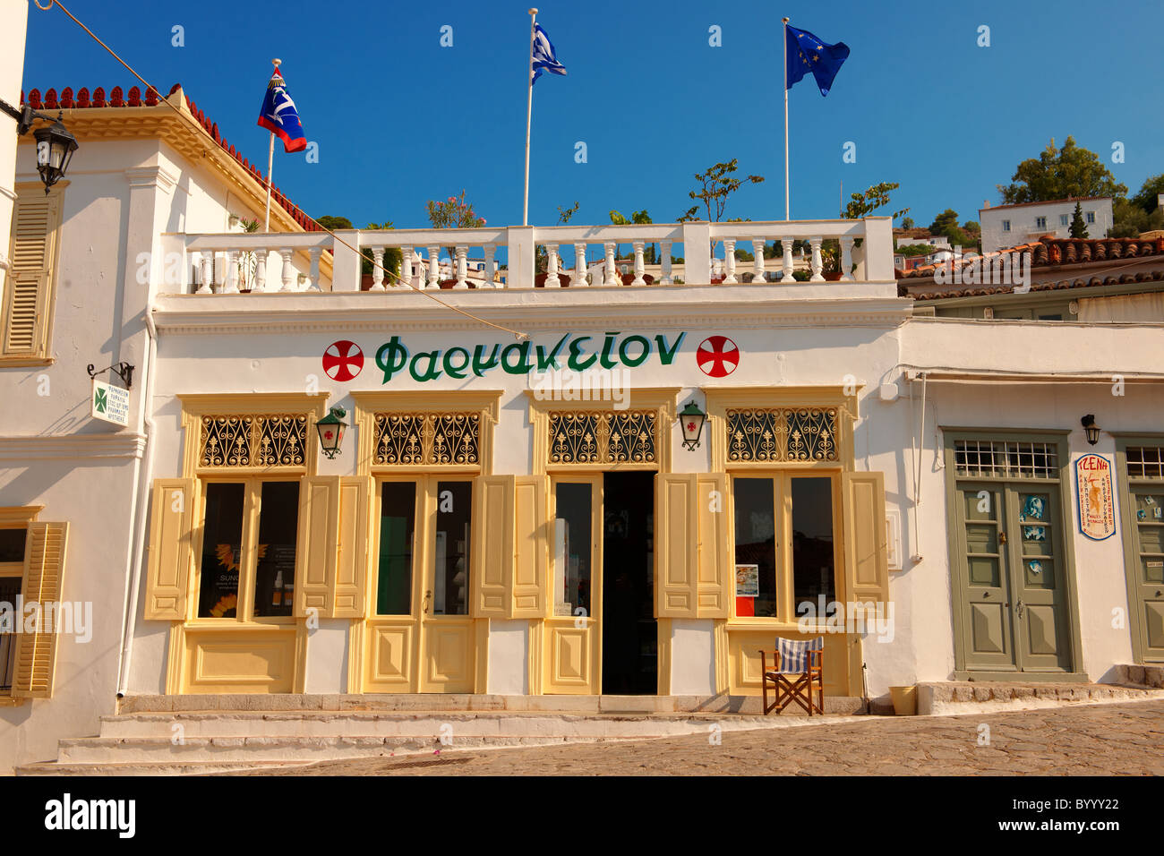 Il 1890 neo classica farmacia di Rafalias, Hydra, greco isole Saroniche. Foto Stock