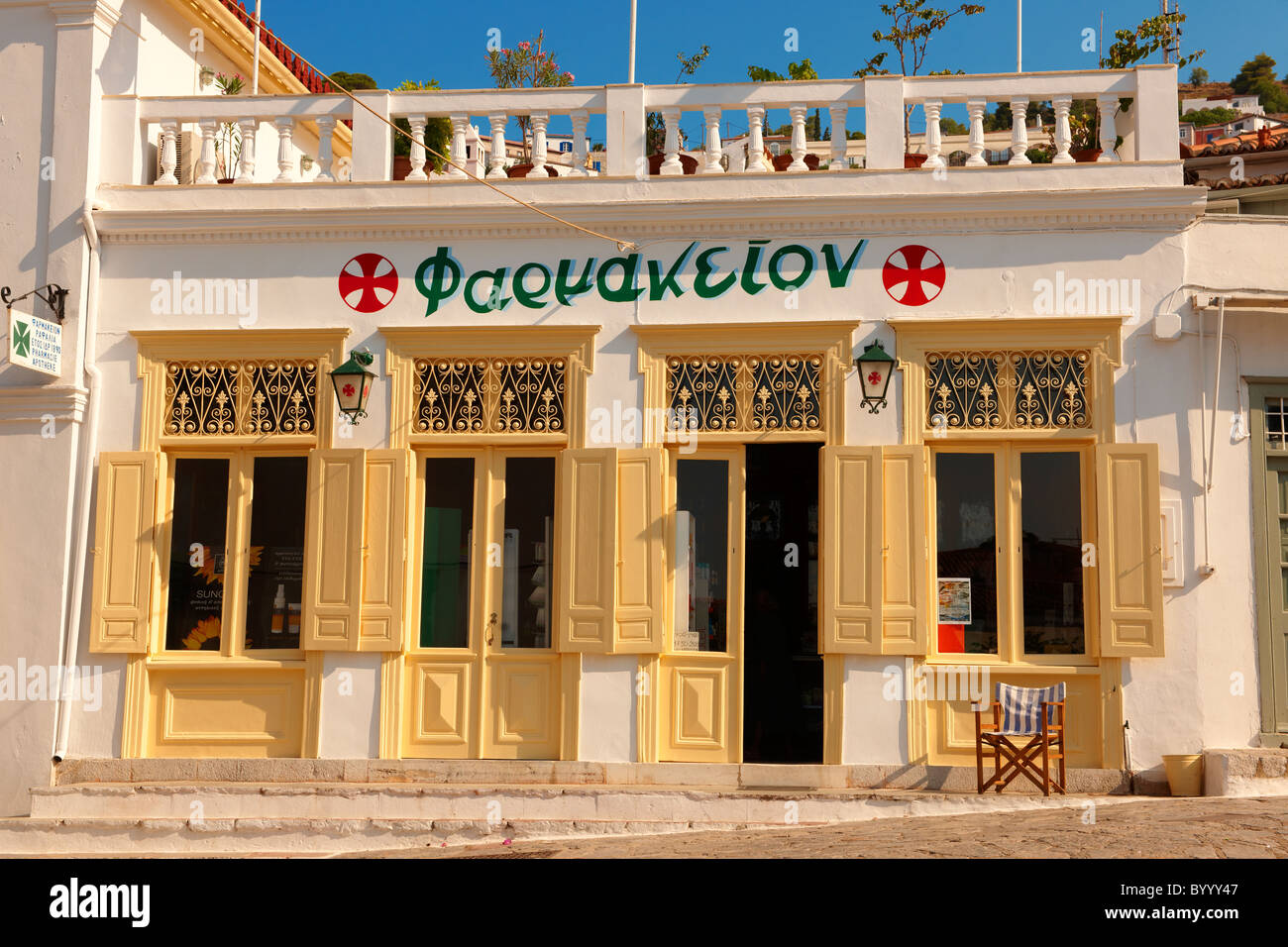 Il 1890 neo classica farmacia di Rafalias, Hydra, greco isole Saroniche. Foto Stock