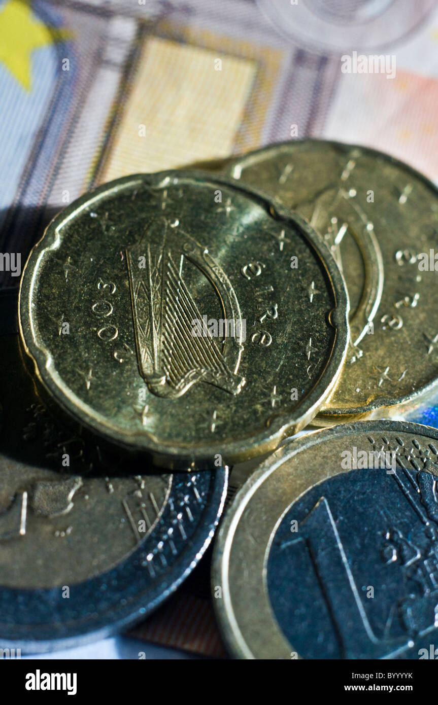 Immagine ravvicinata di monete in Euro con arpa irlandese simbolo Foto Stock
