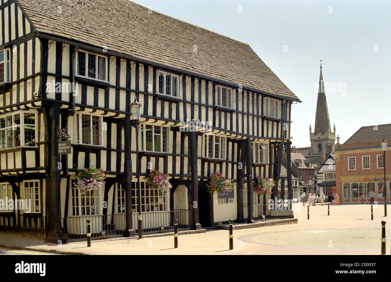 Luglio 1996: piazza del mercato, nero e bianco edificio, Evesham, Worcestershire, Vale of Evesham, England, Regno Unito, Europa Foto Stock