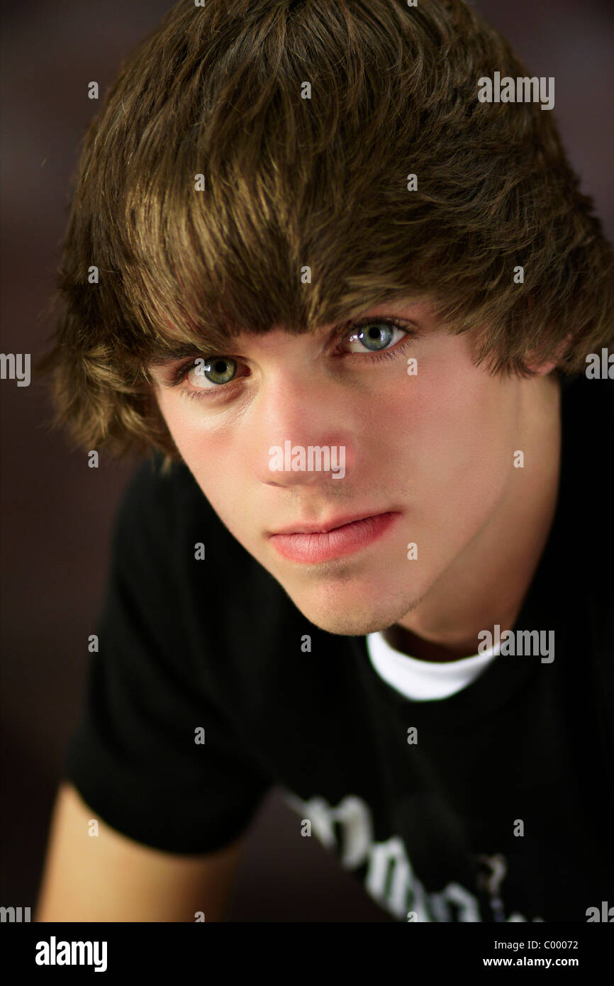 Un ragazzo adolescente con shaggy capelli Foto Stock