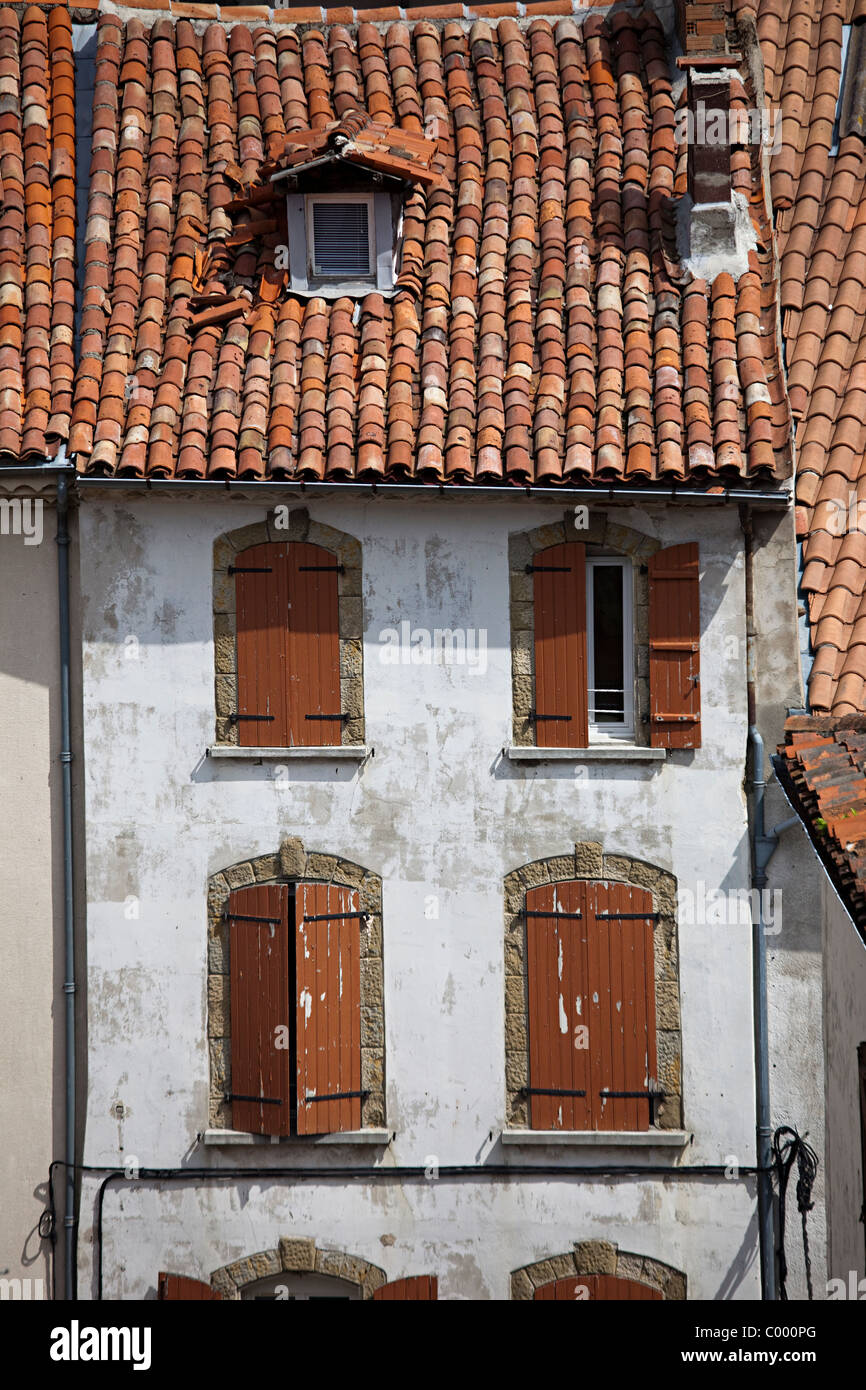 Facciata della casa con piastrelle e finestre con persiane Foix dipartimento Ariège Francia Foto Stock