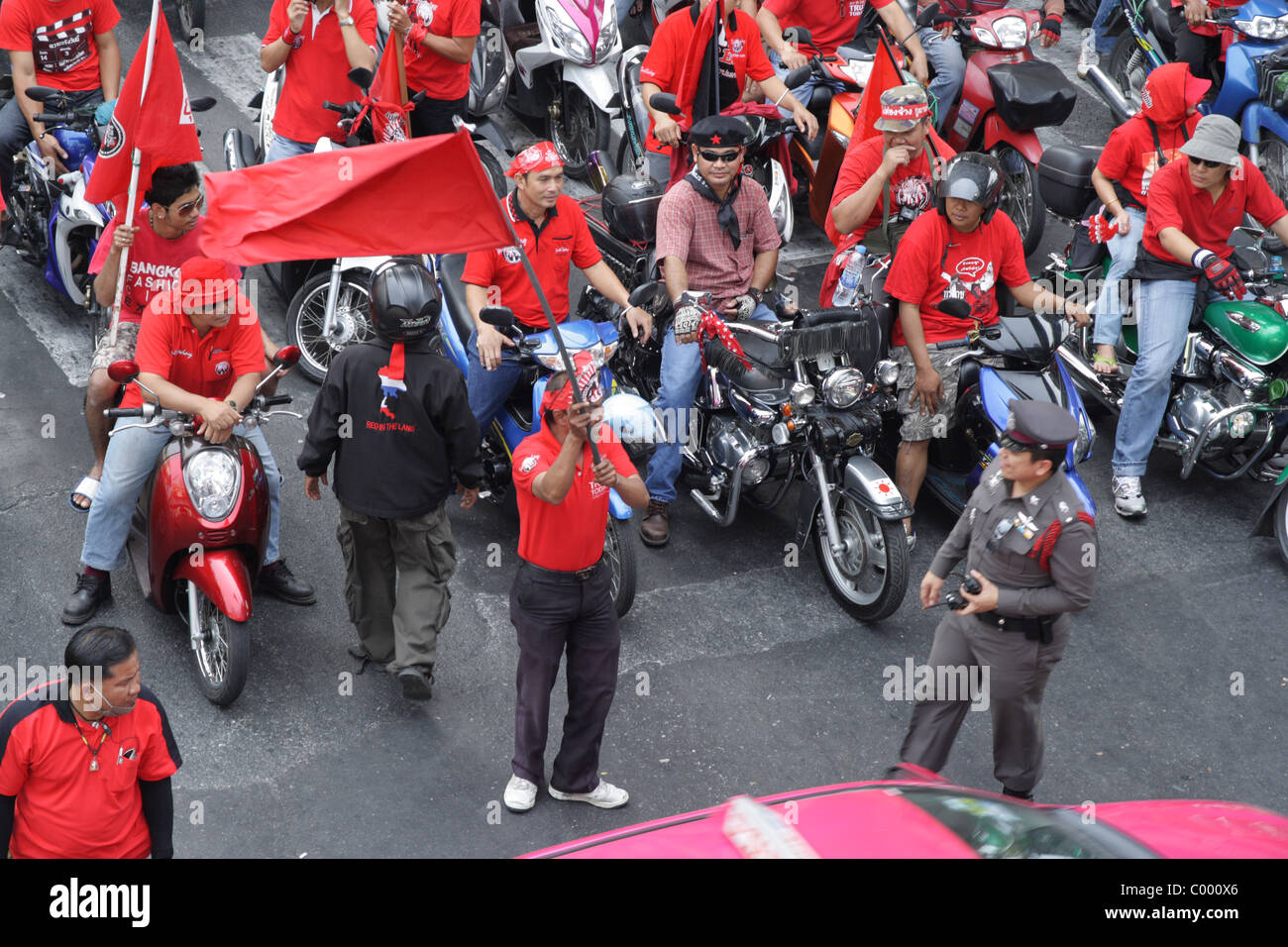 Thai 'Maglietta rossa' anti-governo manifestanti durante un rally a Bangkok gli esclusivi al quartiere per lo shopping Foto Stock