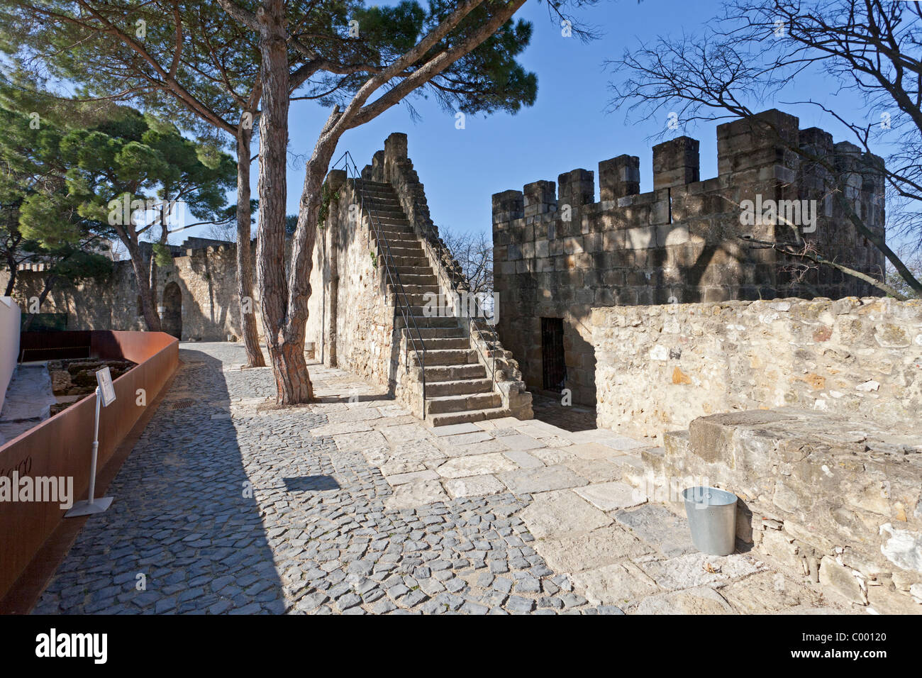 Muraglia difensiva dettaglio di Sao Jorge (St. George) Castello di Lisbona, in Portogallo. Foto Stock