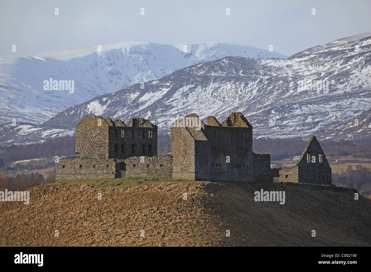 [Ruthven Barracks] in inverno vicino a Kingussie, Scozia con neve sui Monti Monadhliath dietro Foto Stock