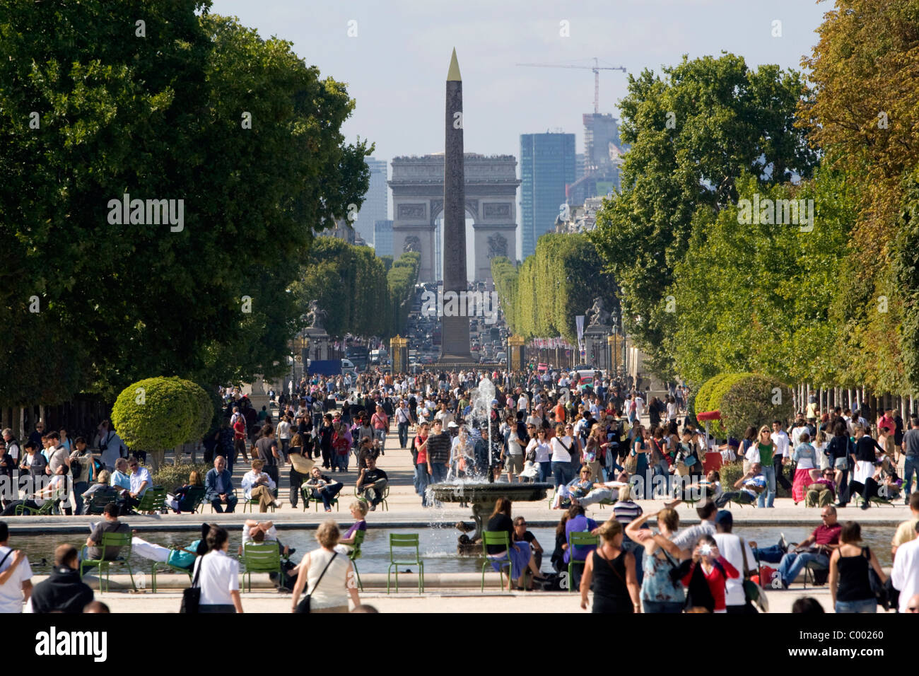 L'obelisco di Luxor e l Arco di trionfo all'estremità occidentale di Avenue des Champs Elysees di Parigi, Francia. Foto Stock