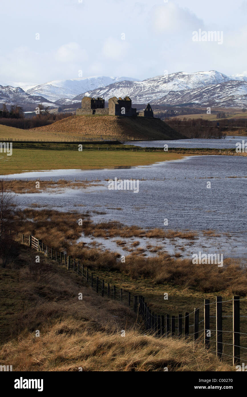 [Ruthven Barracks] in inverno vicino a Kingussie, Scozia con le inondazioni di [Insh Marshes] e neve sui Monti Monadhliath Foto Stock