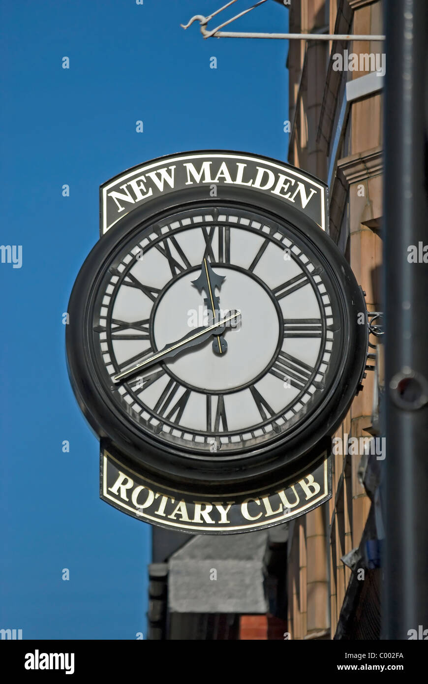 Orologio con numeri romani al di fuori del Rotary club di New Malden Surrey, Inghilterra Foto Stock