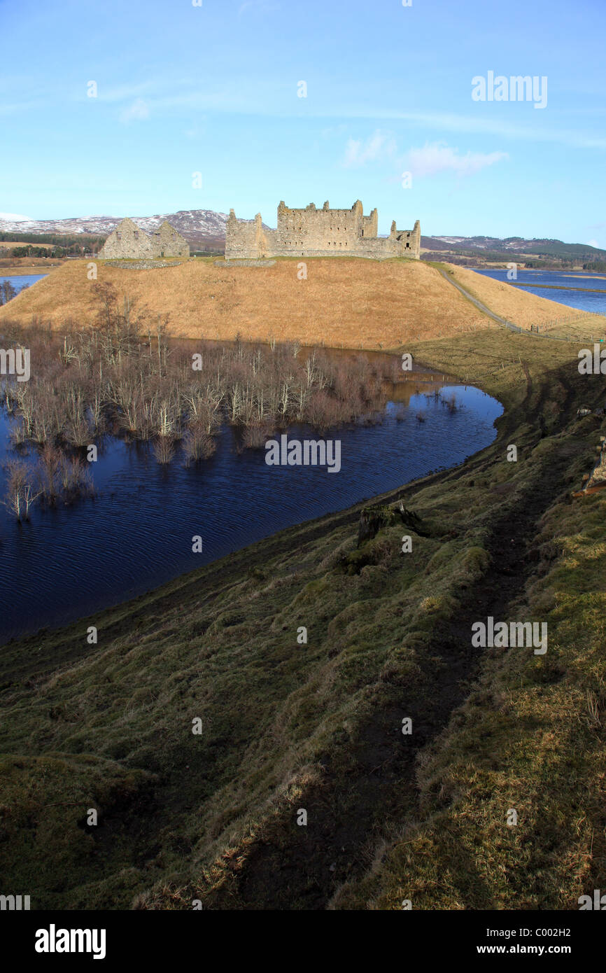 [Ruthven Barracks] in inverno vicino a Kingussie, Scozia con le inondazioni di [Insh Marshes] e neve sui Monti Monadhliath Foto Stock