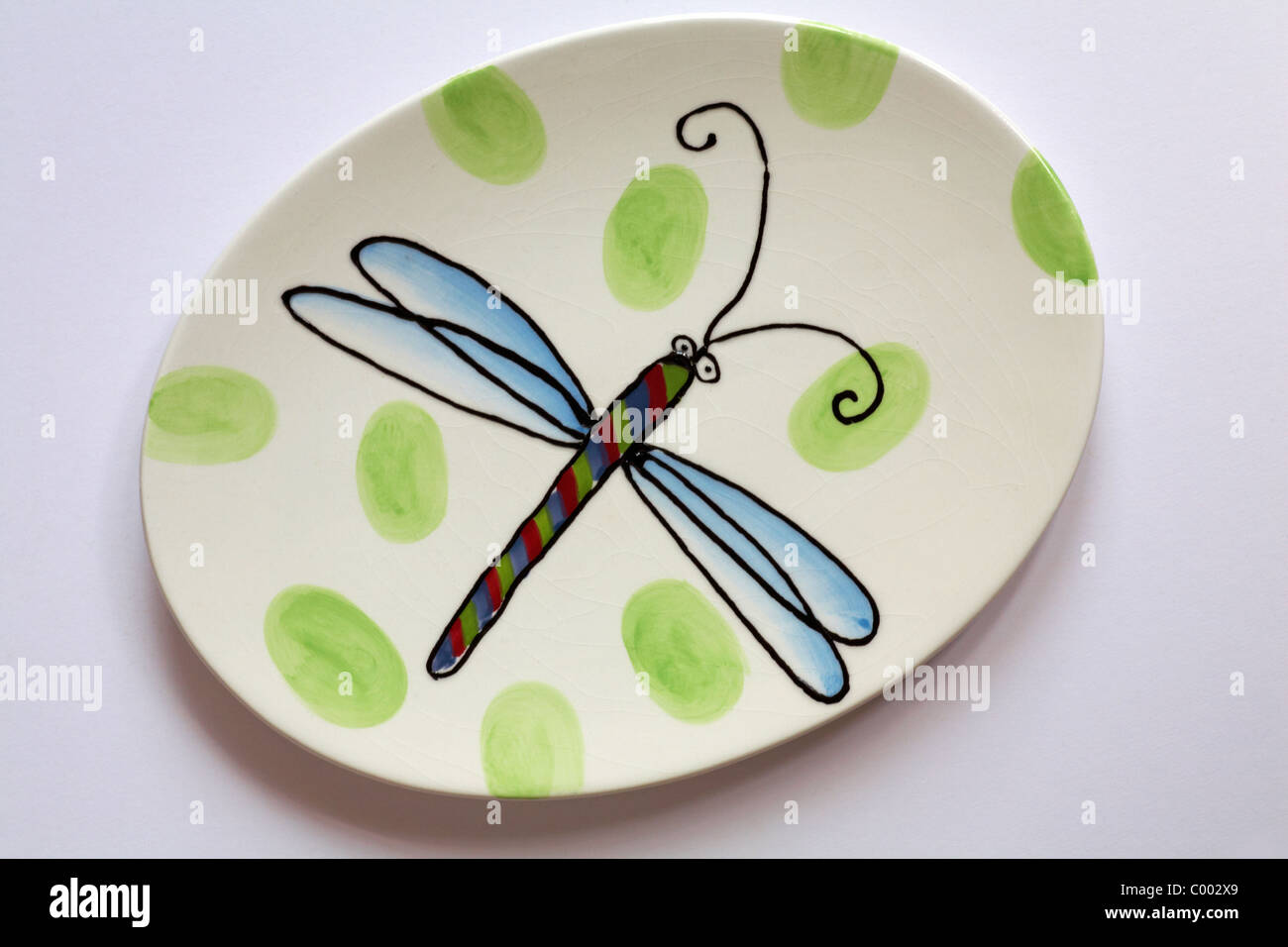 Dipinto decorativo targhetta ovale con libellula su isolati su sfondo bianco Foto Stock