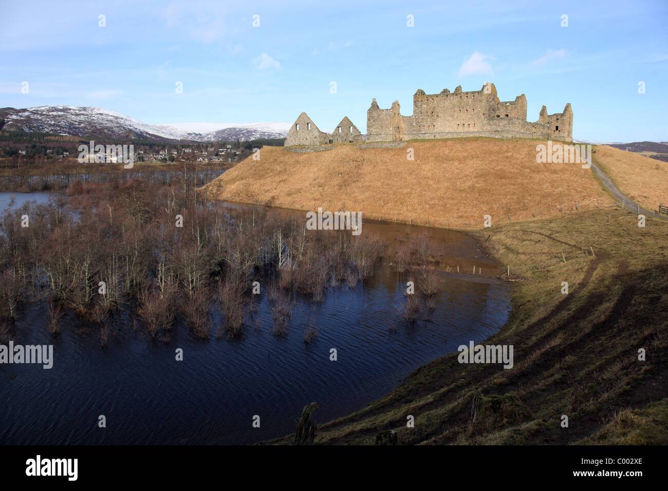 [Ruthven Barracks] in inverno vicino a Kingussie, Scozia con le inondazioni di [Insh Marshes] e neve sui Monti Monadhliath Foto Stock