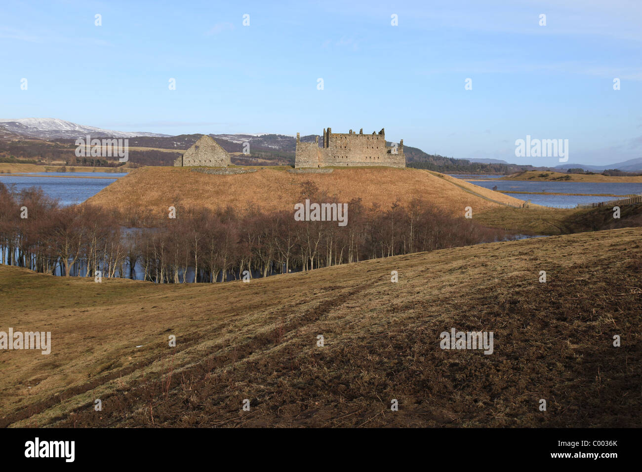 [Ruthven Barracks] in inverno vicino a Kingussie, Scozia con le inondazioni di [Insh Marshes] e neve sui Monti Monadhliath Foto Stock