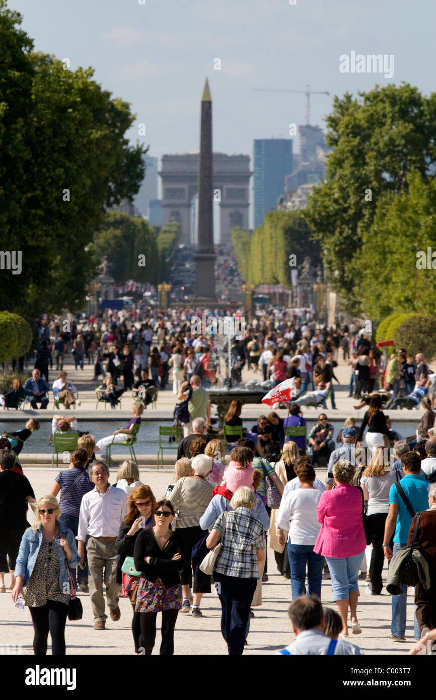 L'obelisco di Luxor e l Arco di trionfo all'estremità occidentale di Avenue des Champs Elysees di Parigi, Francia. Foto Stock
