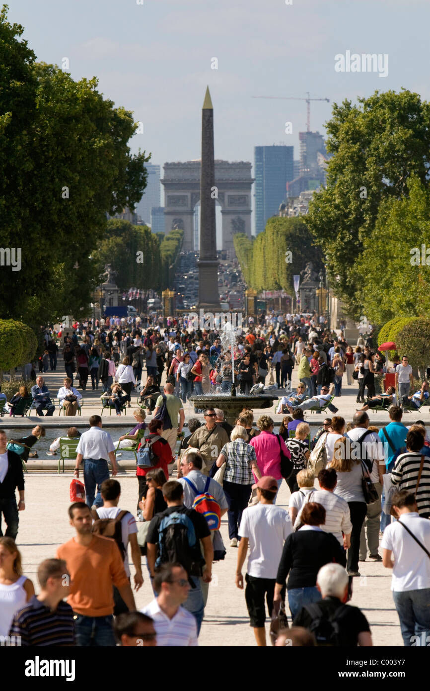 L'obelisco di Luxor e l Arco di trionfo all'estremità occidentale di Avenue des Champs Elysees di Parigi, Francia. Foto Stock