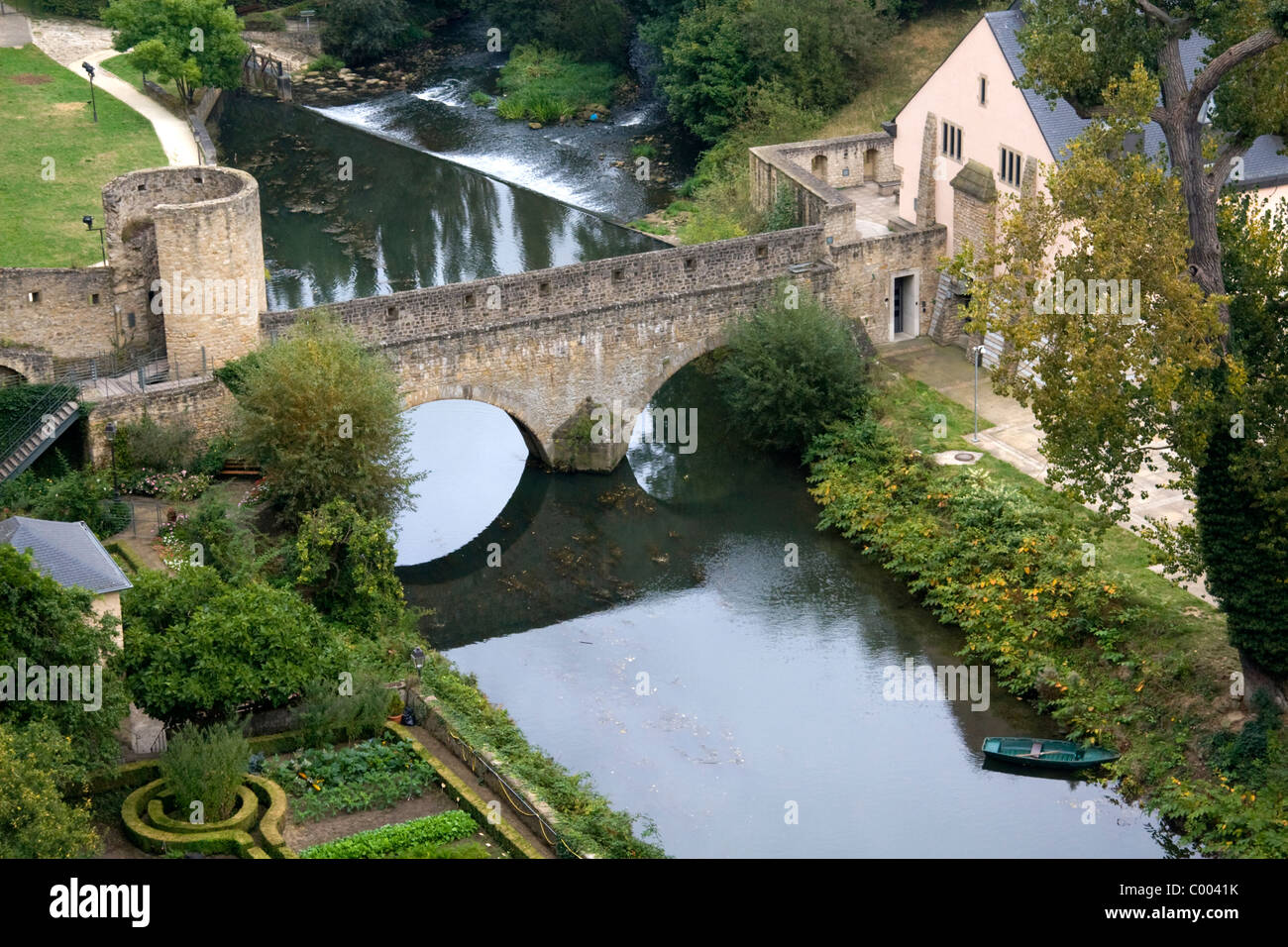 Il Grund trimestre lungo il fiume Alzette nel centro città di Lussemburgo, Lussemburgo. Foto Stock