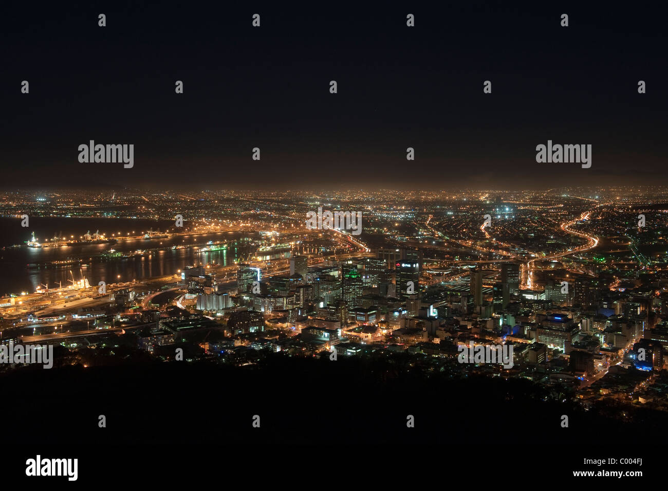 Cape Town di notte vista panoramica dal segnale collina a sud africa Foto Stock