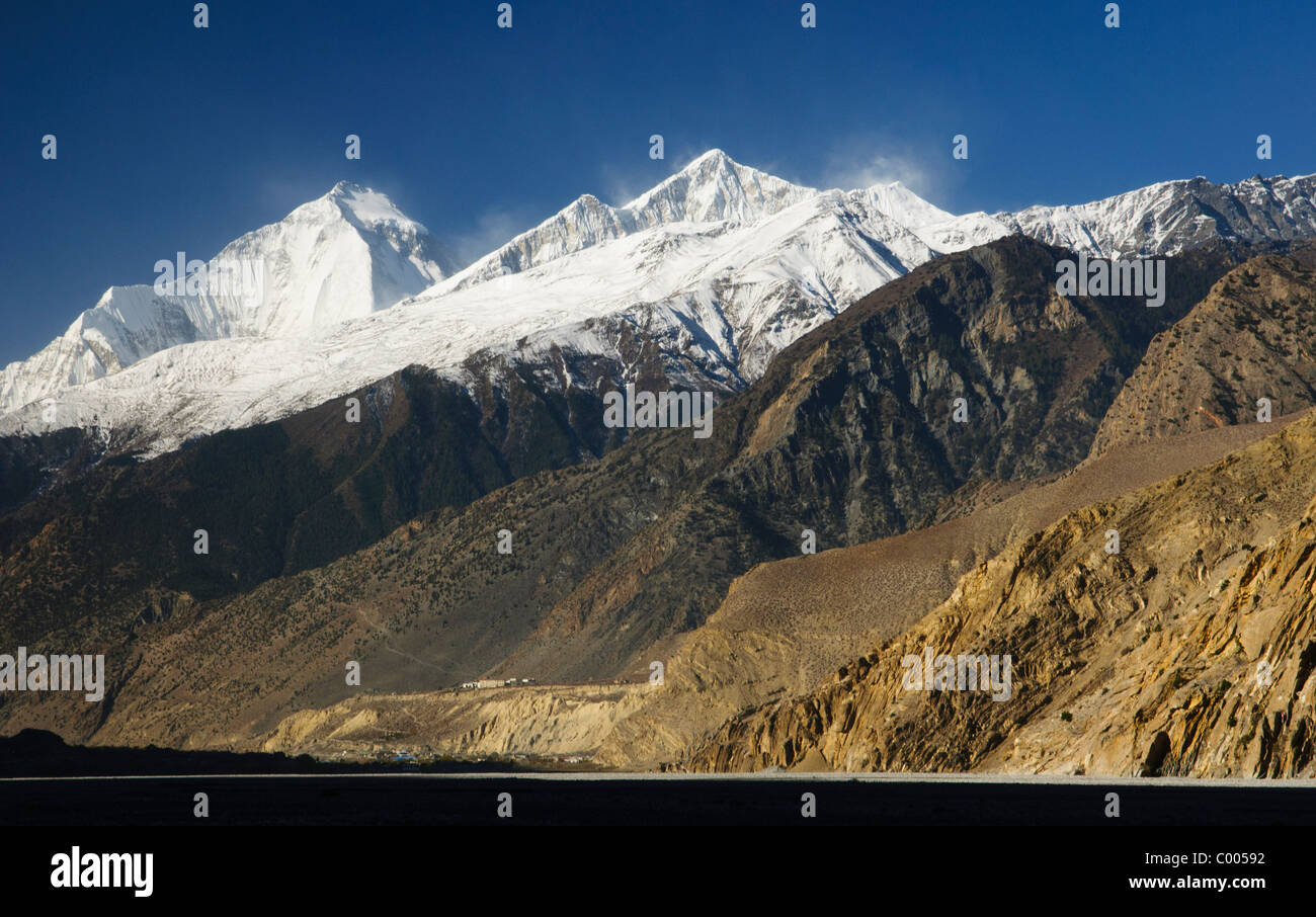 Vista del villaggio di Jomson e Dhampus picco nella regione di Annapurna del Nepal Foto Stock