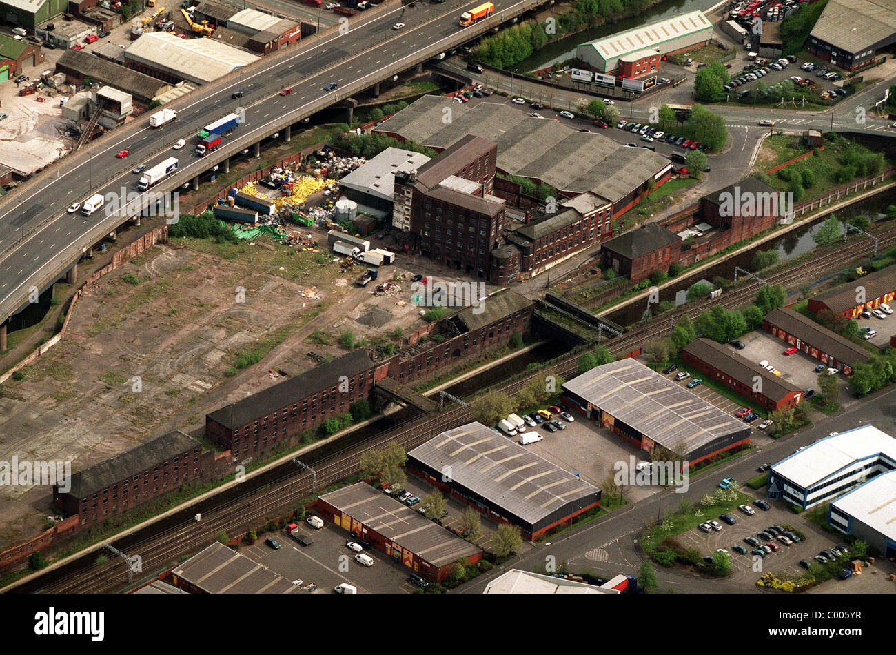 Vista aerea del Smethwick vetro opere d'azzardo Fratelli nel West Midlands con autostrada M5 e Spon Lane e Ponte di Hartley Foto Stock