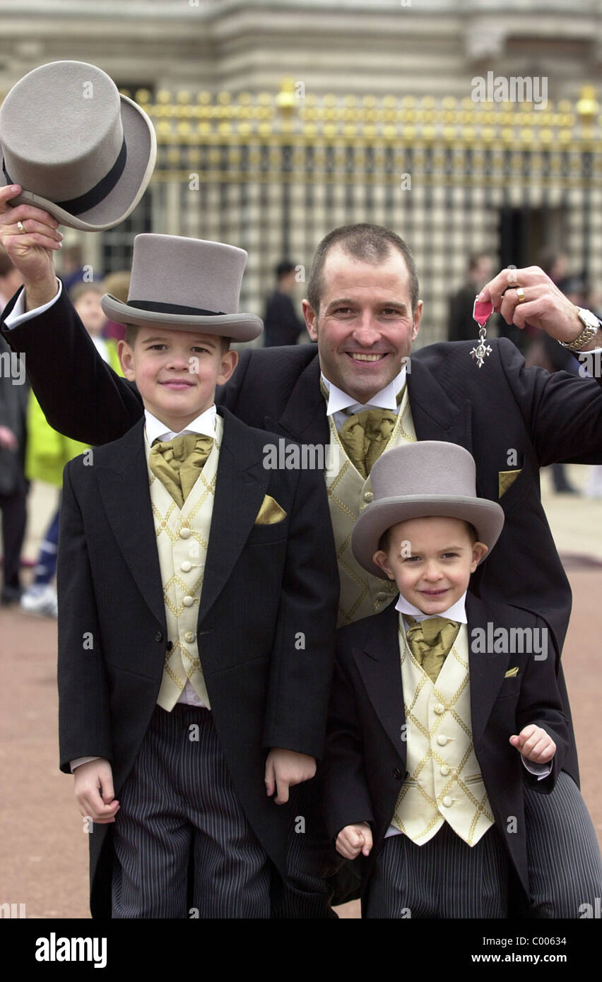 Il calciatore Steve Bull con i suoi figli Jack e Joe dopo la raccolta della MBE a Buckingham Palace Foto Stock