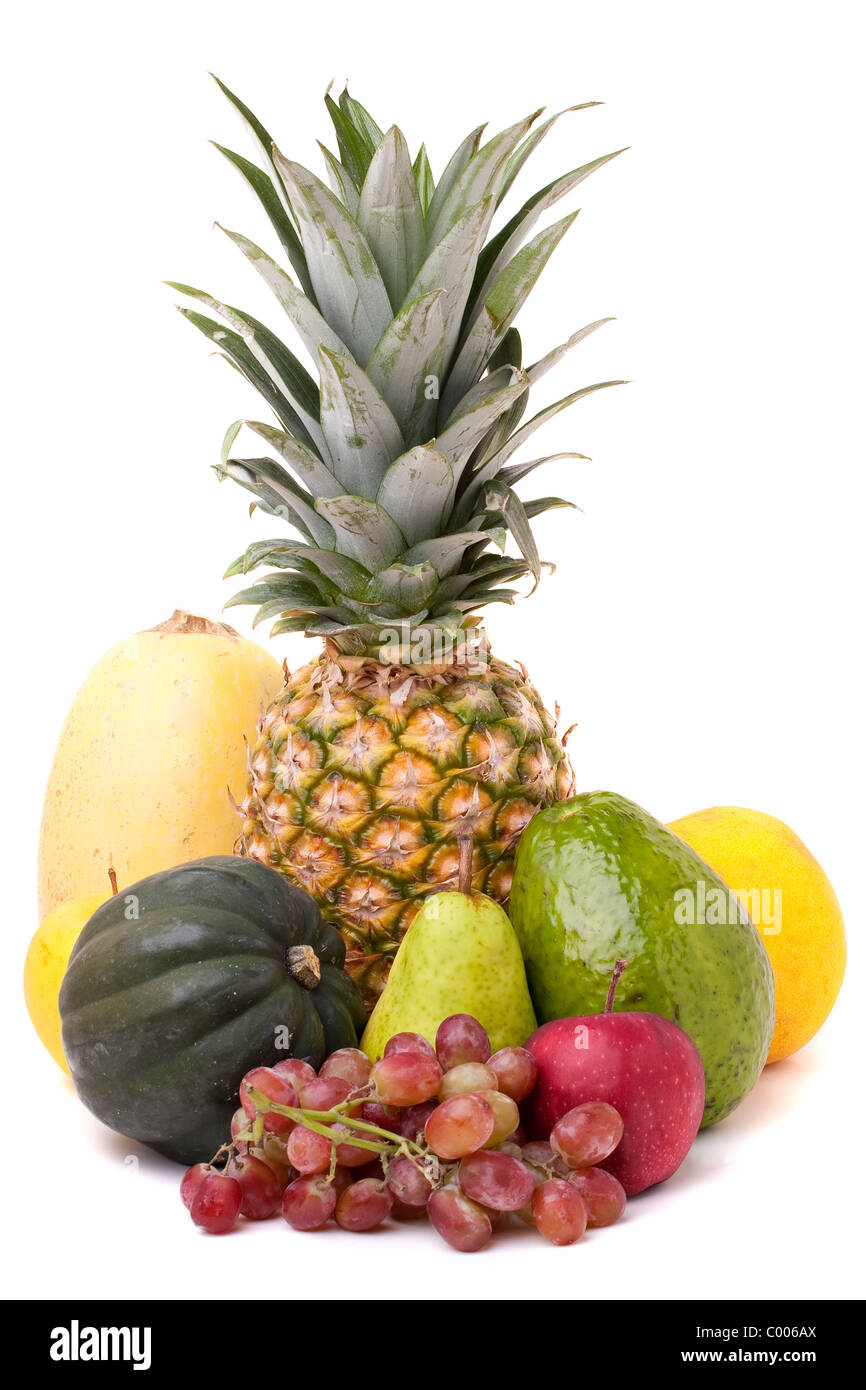 Un gruppo di disposti di frutta fresca e verdura isolato su bianco. Foto Stock Un gruppo di disposti di frutta fresca e verdura isolato su bianco. Foto Stock
