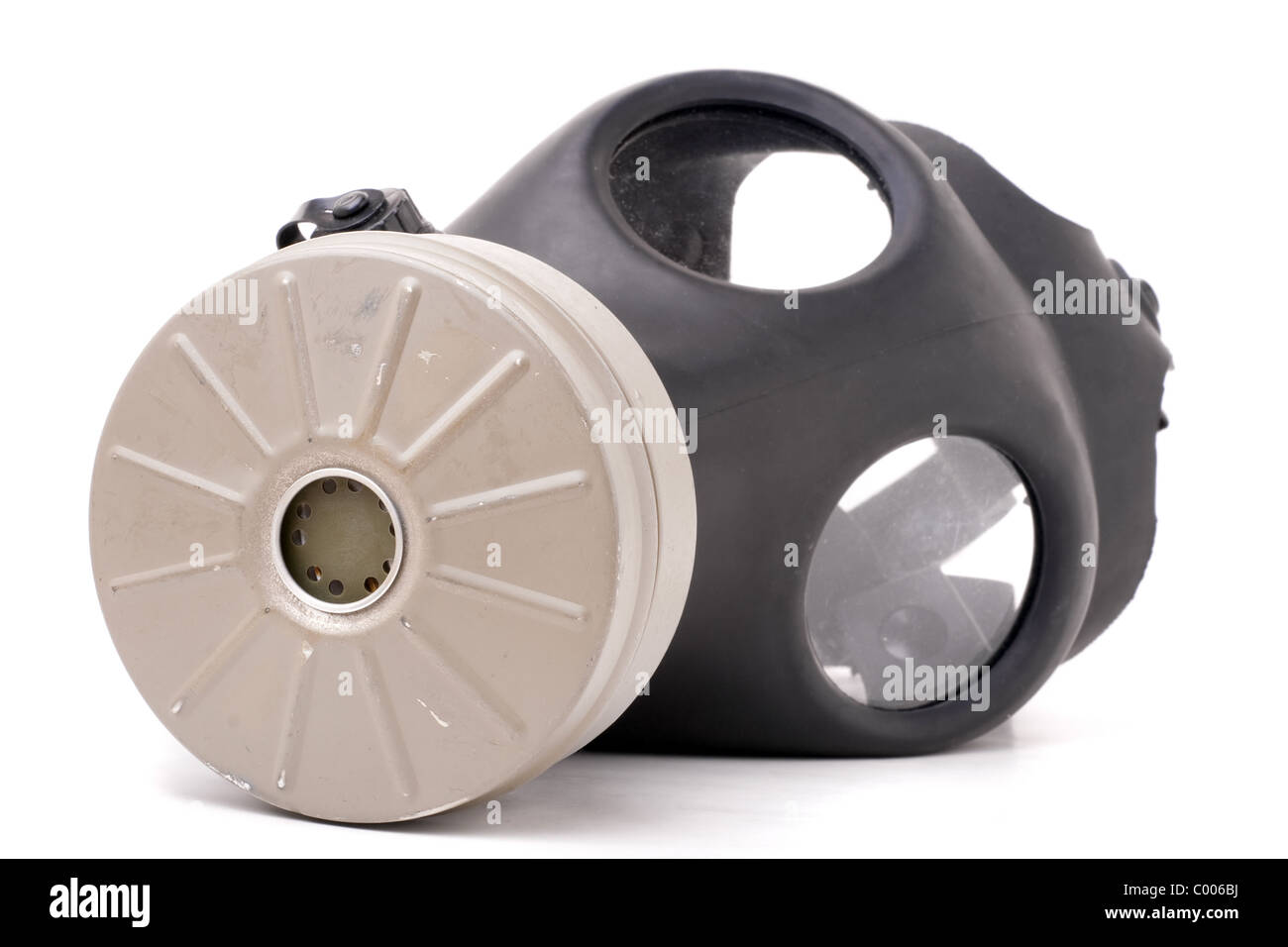 Un vecchio usurato maschera a gas con gomma nera isolata su bianco. Profondità di campo. Foto Stock