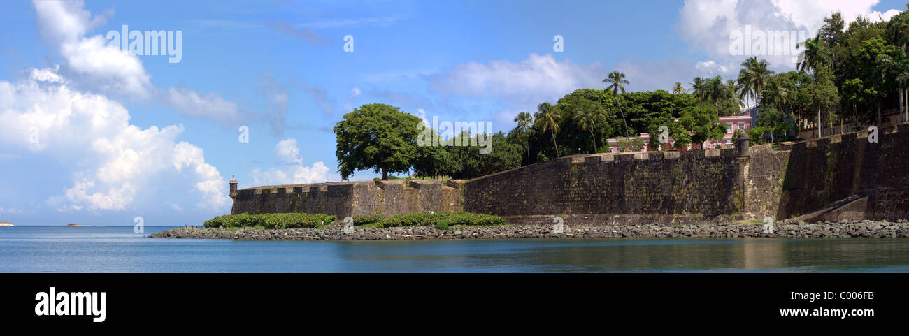 La città di confine e il vecchio muro di decadimento di El Morro fort situato nella vecchia San Juan Puerto Rico. Foto Stock