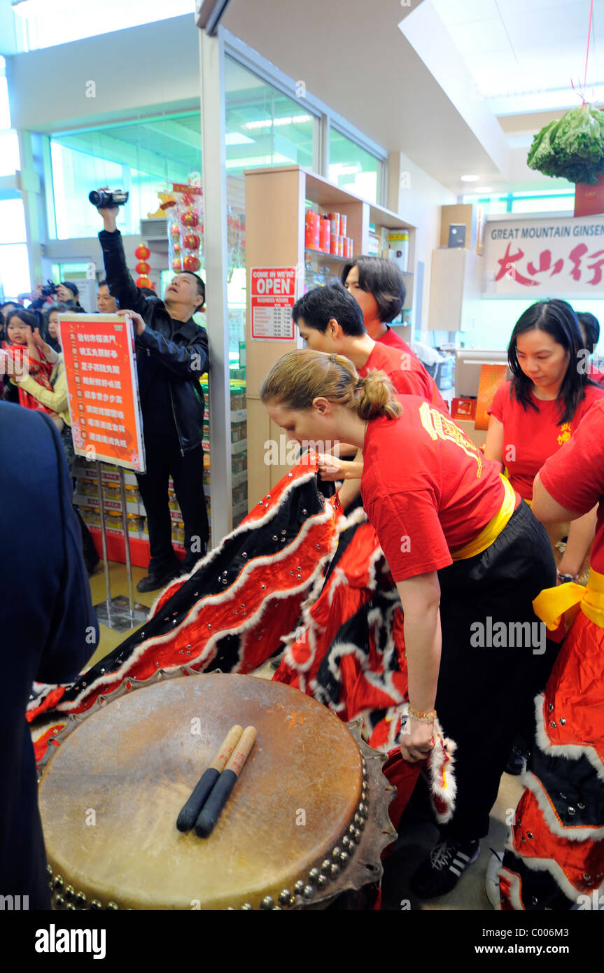 Ottawa in Canada, 5 febbraio 2011 Capodanno cinese al cinese di Ottawa T & T supermercato con un Drago ballo Foto Stock