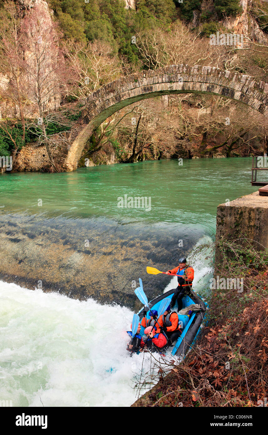 Rafting nel fiume Voidomatis, vicino a Kleidonia ponte di pietra, regione di Zagori Ioannina,, Epiro, Grecia Foto Stock
