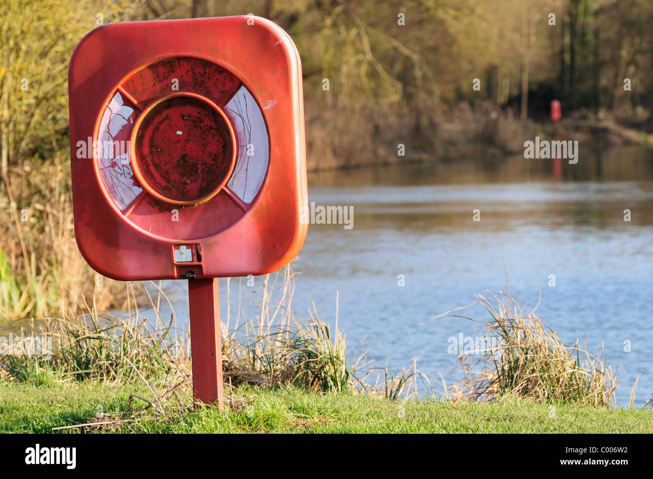Un vecchio anello di vita da un fiume. Foto Stock