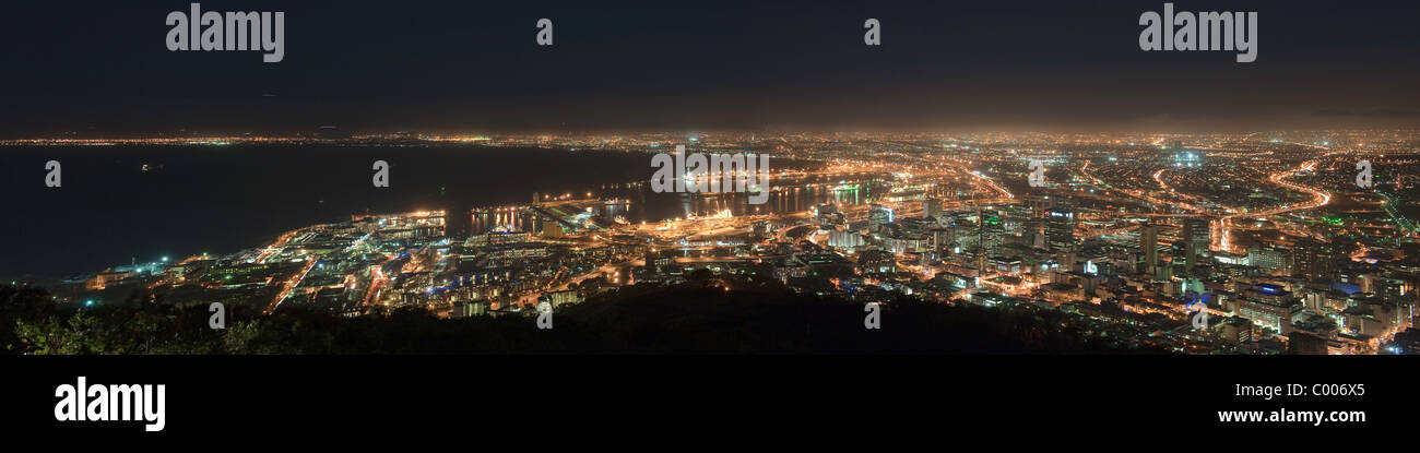 Cape Town di notte vista panoramica dal segnale collina a sud africa Foto Stock