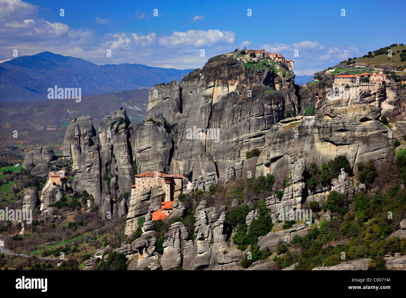 Vista panoramica del "cuore del complesso monastico di Meteora, dove è possibile vedere 4 dei 6 ancora attivo nei monasteri. La Grecia Foto Stock