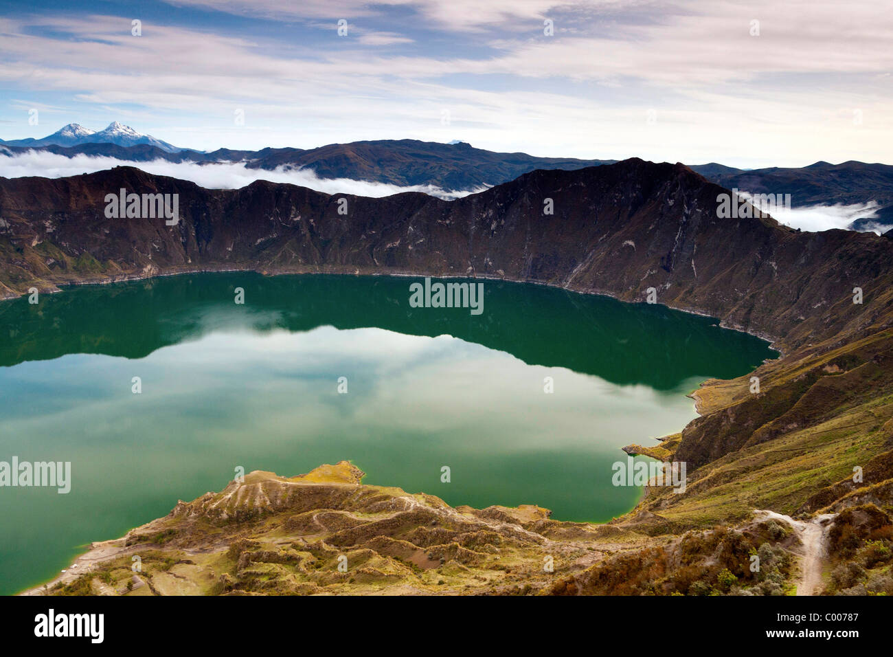 Lago di Quilotoa mattina presto con una bella e chiara (e rari) Vista del Illiniza picchi, Ecuador Foto Stock