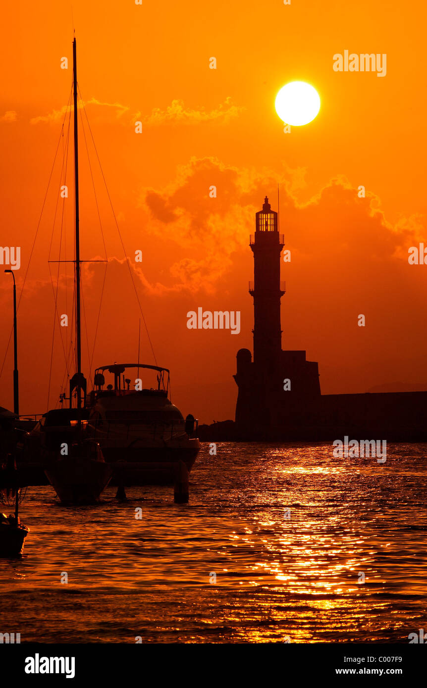 Il 'egiziano' faro al vecchio porto veneziano della cittadina di Chania, intorno al tramonto. Isola di Creta, Grecia Foto Stock