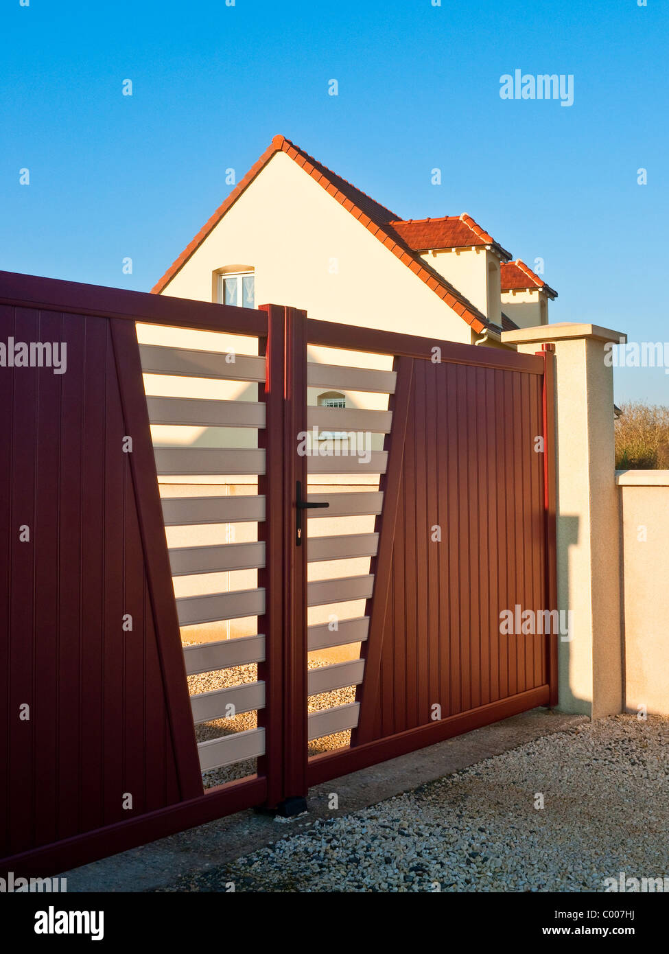 Nuovo e moderno in legno alta giardino / house drive gates - Francia. Foto Stock