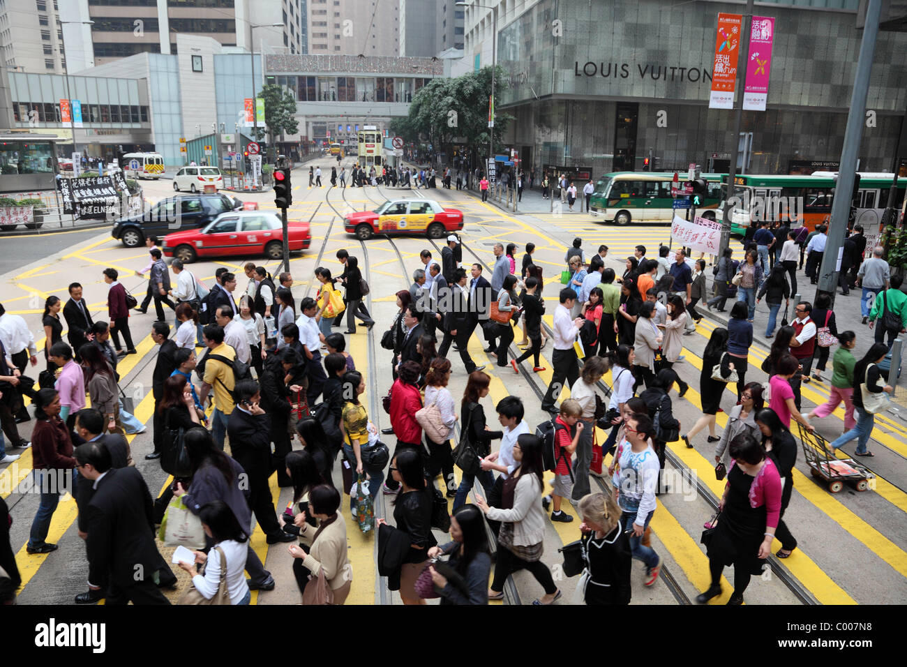Affollata attraversare a piedi nella città di Hong Kong Foto Stock