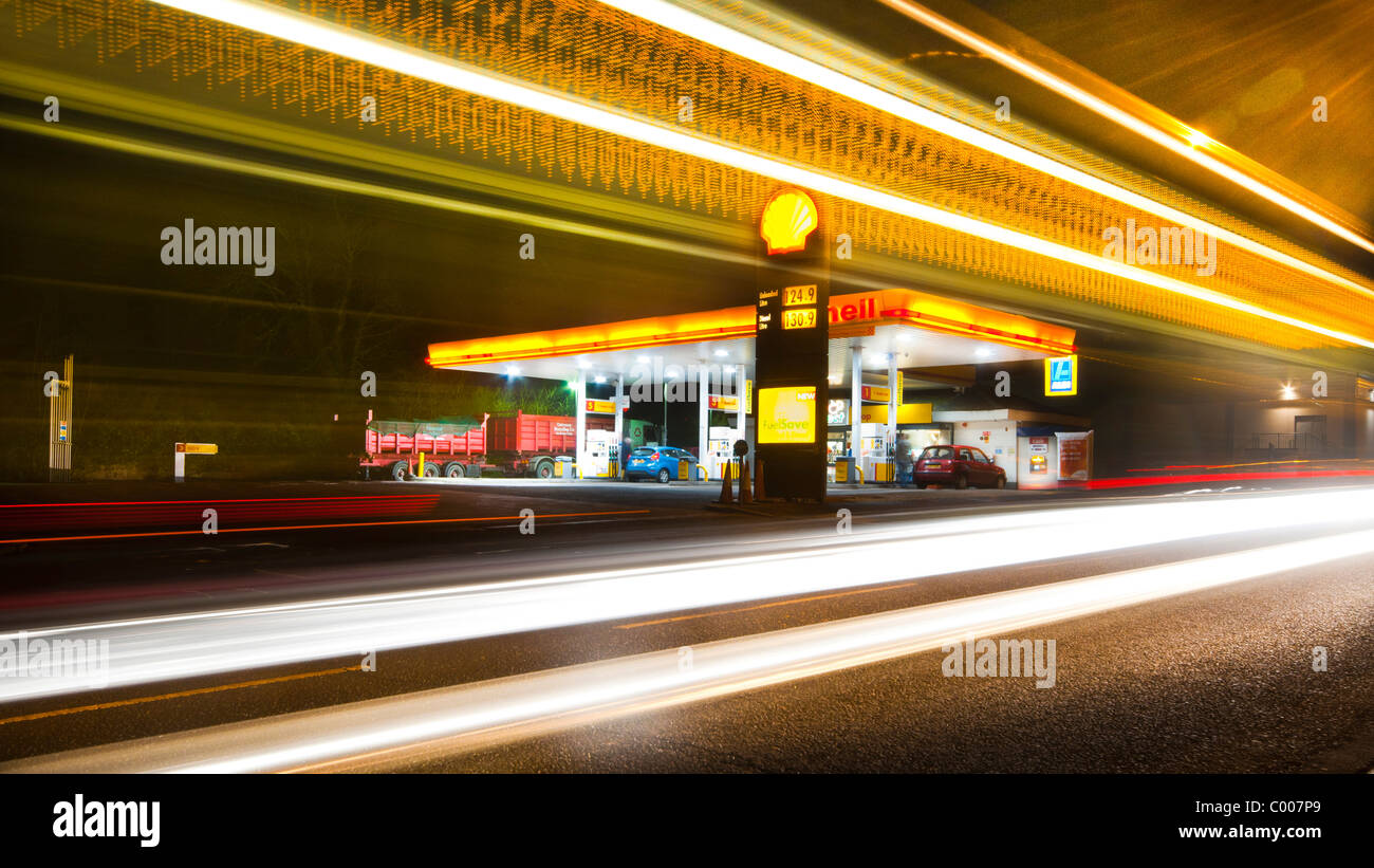 Un tempo di notte vista di un distributore di benzina Shell di notte Foto Stock