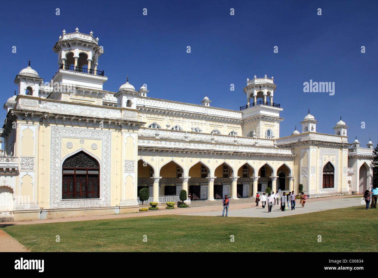 Vista panoramica della parte del palazzo Chowmahalla Hyderabad India indiano con i turisti in primo piano Foto Stock