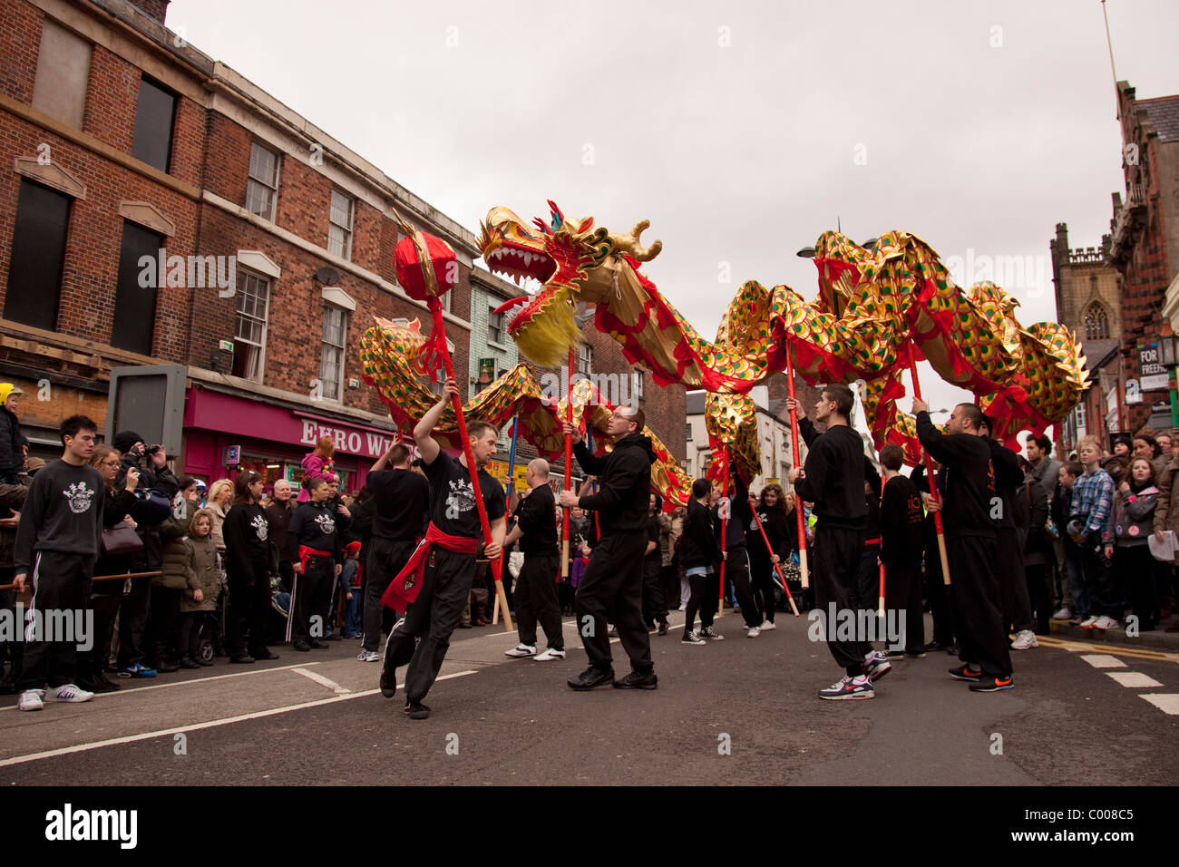 Un cerimoniale cinese dragon durante i festeggiamenti di Capodanno a Liverpool China Town di Foto Stock